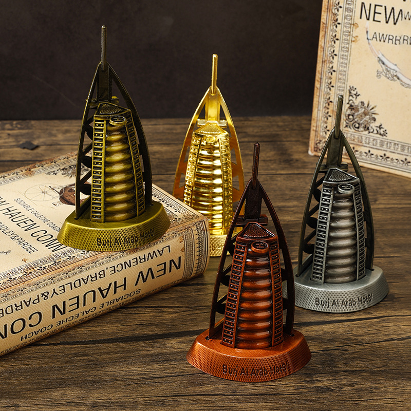 Statue décorative Burj Al Arab en métal – Miniature design 15 cm (4 couleurs disponibles)